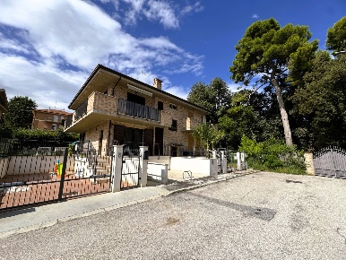 Foto Casa indipendente a Fermo di 120 m² con 5 locali in vendita