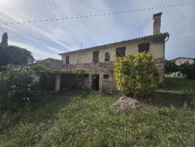Foto Rustico a San Severino Marche di 200 m² con 4 locali in vendita