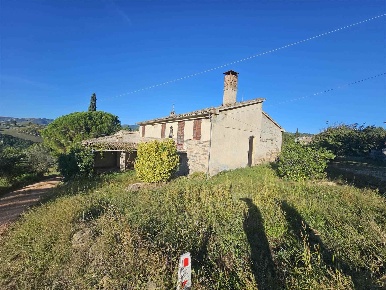 Foto Rustico a San Severino Marche Centro di 200 m² con 4 locali in vendita