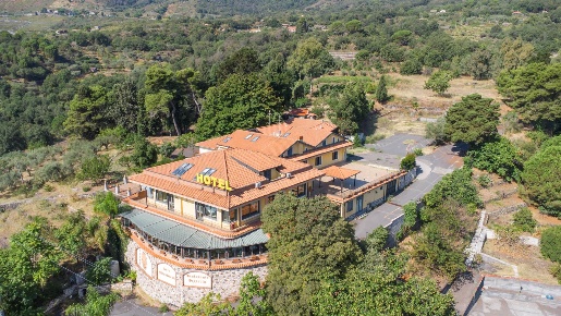 Foto Hotel in Via IV Novembre 7, Zafferana Etnea Centro di 400 m²