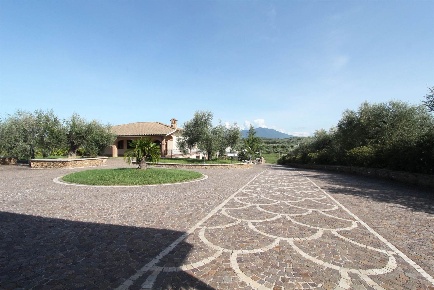 Foto Villa unifamiliare a Montelibretti di 422 m² con 10 locali in vendita