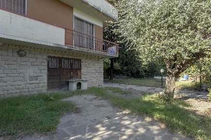 Foto Casa indipendente in via Arrigo Boito, Campi Bisenzio Centro di 291 m²