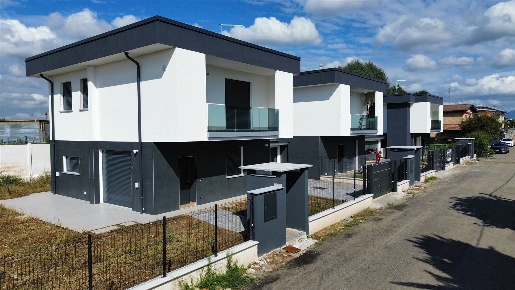 Foto Villa unifamiliare in Via Monviso, Rovello Porro di 134 m² in vendita