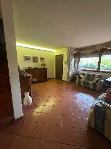 Foto Villa bifamiliare a Vaiano Centro di 190 m² con 10 locali in vendita