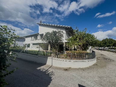 Foto Villa unifamiliare in Via Berchet 16, Foligno Viale Roma di 380 m²