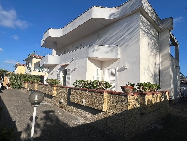 Foto Villa unifamiliare a Castel Volturno di 240 m² con 5 locali in vendita