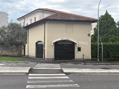 Foto Negozio in viale dante alighieri  52, Lecco Centro di 100 m²