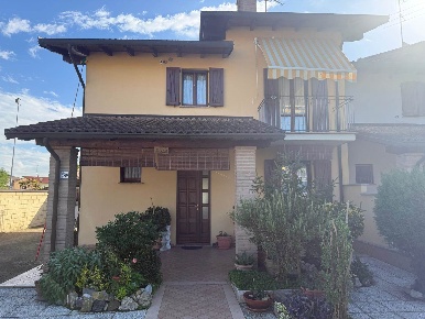 Foto Villa a schiera in Via Torre 49, Pieve del Cairo Centro di 120 m²