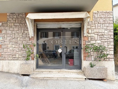 Foto Locale commerciale in Via Nino Bixio, Perugia di 100 m² con 2 locali