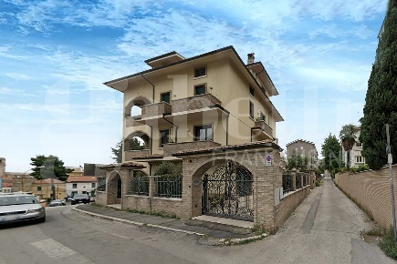 Foto Villa singola in Via Silvio Pellico 7, Vasto di 718 m² con 9 locali