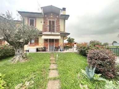 Foto Villa a schiera in VIA  LIVRINI, Brignano Gera d'Adda Centro di 120 m²