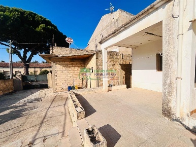 Foto Casa indipendente in Strada Provinciale 5, Ragusa Roccazzo di 500 m²