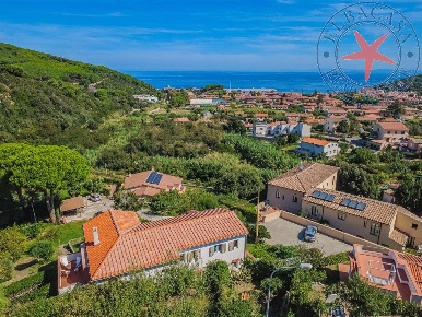 Foto Villa unifamiliare a Marciana Marina di 260 m² con 12 locali