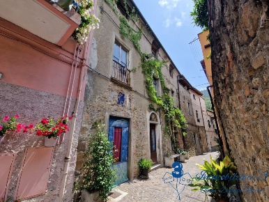 Foto Rustico a Villanova d'Albenga Centro di 97 m² con 11 locali in vendita