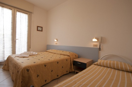 Foto Hotel a Cervia Pinarella con 40 locali in vendita