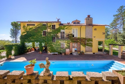 Foto Villa unifamiliare in LocalitÃ  Belvedere, Gubbio di 475 m² in vendita