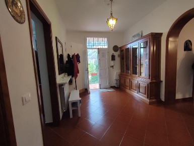 Foto Casa indipendente a Luni Ortonovo di 180 m² con 8 locali in vendita