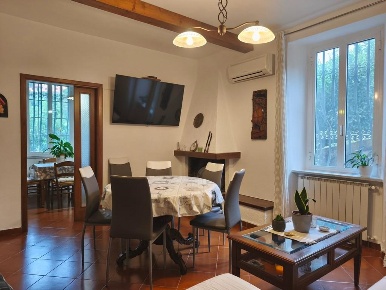 Foto Casa indipendente a Luni Ortonovo di 180 m² con 8 locali in vendita
