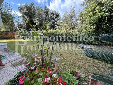 Foto Villa unifamiliare a Pisa Tirrenia di 270 m² con 12 locali in vendita