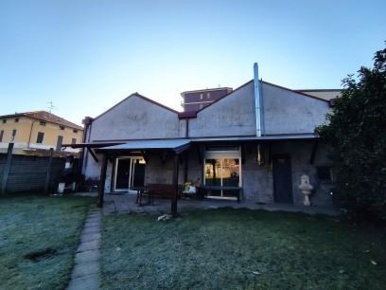 Foto Magazzino a Desio di 474 m² con 3 locali in vendita