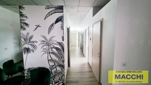 Foto Ufficio a Pontedera Oltrera di 240 m² con 8 locali in affitto