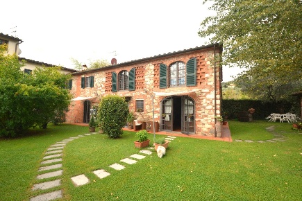 Foto Rustico a Lucca La Maulina - Morianese di 240 m² con 5 locali