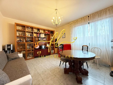 Foto Appartamento a Cecina Cecina Centro di 122 m² con 5 locali in vendita