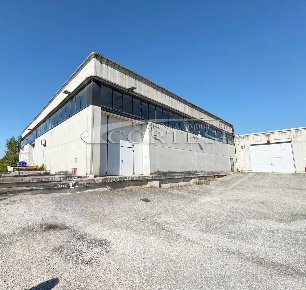 Foto Locale commerciale a Perugia di 840 m² con 2 locali in affitto