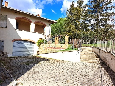 Foto Appartamento a Lucignano di 350 m² con 9 locali in vendita