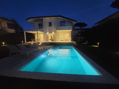 Foto Villa unifamiliare a Pietrasanta di 270 m² con 6 locali in vendita