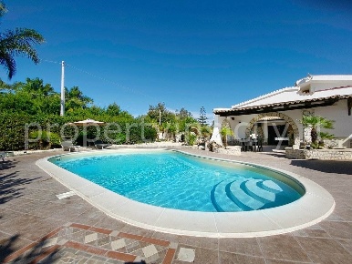 Foto Villa unifamiliare a Siracusa Fontane Bianche di 193 m² con 8 locali