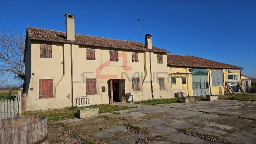 Foto Rustico a Gazzo Veronese di 674 m² con 14 locali in vendita