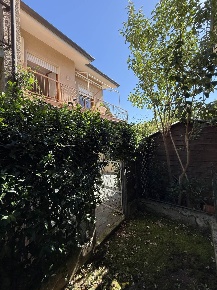 Foto Villa a schiera a Pietrasanta di 160 m² con 7 locali in vendita