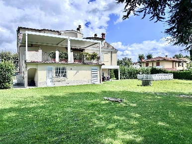 Foto Villa unifamiliare a Barberino di Mugello Centro di 460 m² in vendita