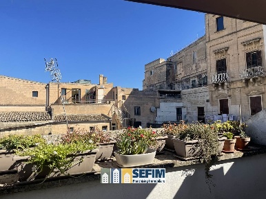 Foto Appartamento in PIAZZA SEDILE, Matera Centro di 310 m² con 8 locali