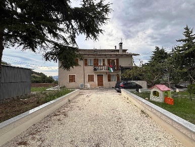 Foto Appartamento a Serrapetrona di 131 m² con 5 locali in vendita