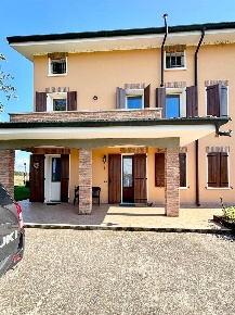 Foto Case semi ndipendenti a Bagnolo San Vito di 139 m² con 4 locali