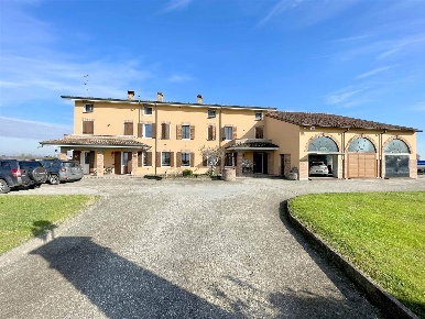 Foto Case semi ndipendenti a Bagnolo San Vito di 139 m² con 4 locali