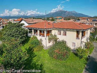 Foto Villa unifamiliare in via burolo 23, Ivrea di 170 m² con 10 locali