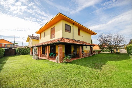 Foto Villa unifamiliare in via domenico bevilacqua 23, Montanaro di 350 m²