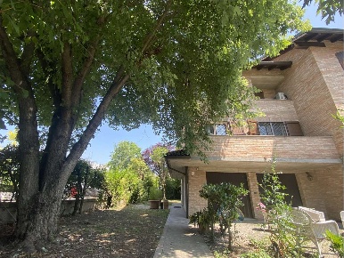 Foto Villa a schiera in VIA AGUZZOLI, Modena San Damaso di 310 m²