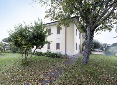 Foto Villa bifamiliare a Porto Mantovano di 240 m² con 9 locali in vendita