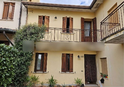 Foto Villa a schiera in Via A. De Gasperi, Loria di 144 m² con 7 locali