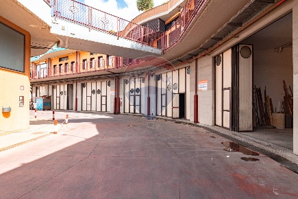 Foto Locale commerciale in VIALE CRISTOFORO COLOMBO, San Giovanni la Punta