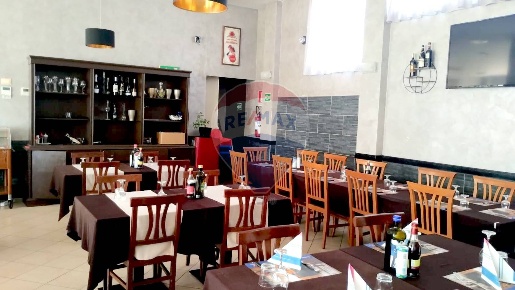 Foto Attività commerciale in via simone da corbetta, Corbetta di 160 m²