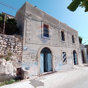 Foto Casa indipendente in via indipendenza, Ferla di 400 m² con 7 locali