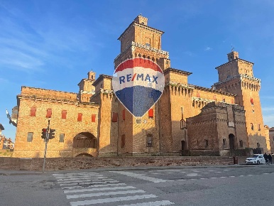 Foto Attività commerciale a Ferrara Centro Storico di 300 m² con 3 locali