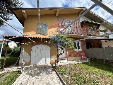 Foto Appartamento a San Felice del Benaco Centro di 188 m² con 10 locali