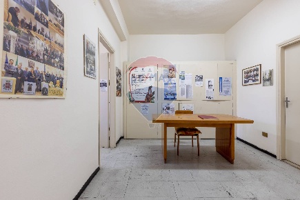 Foto Ufficio in Via I Maggio, Pontedera Centro di 133 m² con 4 locali