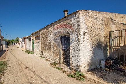 Foto Capannone industriale in via Rumania, Siracusa Isola di 463 m²